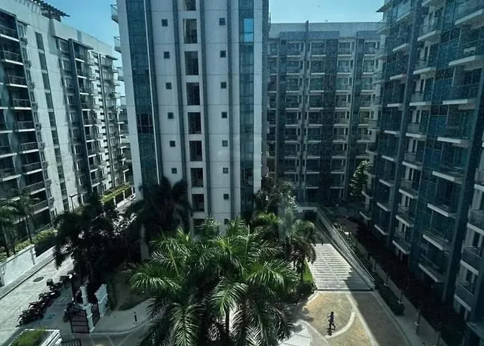 One Palm Tree Near Naia Terminal 3 * Manille